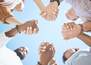 femmes et hommes se tenant la main