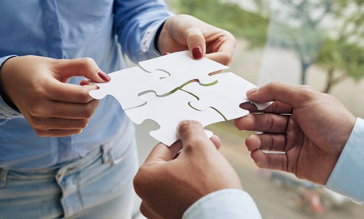 Formations : Deux personnes assemblant les pièces d'un puzzle