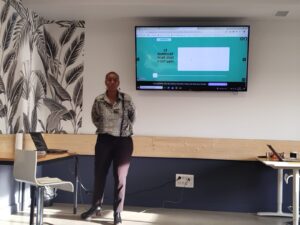 présentation d'une formation Inclusiel, Sarah Hammou debout devant un écran avec le contenu de la formation